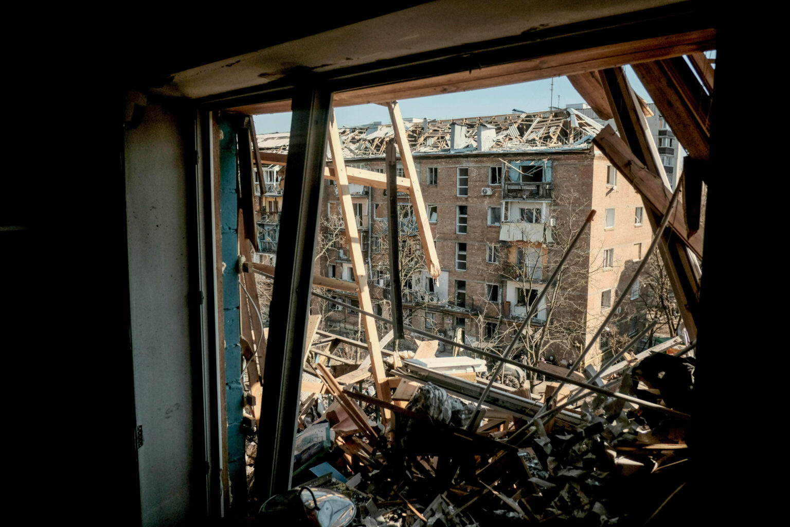 IMAGO / ZUMA Wire / Matthew Hatcher. March 19, 2022, Kyiv, Ukraine: A view of a destroyed apartment building following a Russian air strike in the residential neighborhood of Podil in Kyiv.